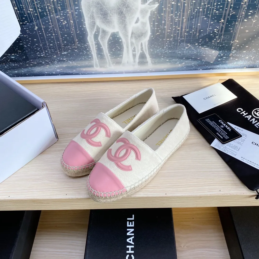 👟👟Ex-factory price 440👟👟 24s new color Chanel ✈️2023s spring and summer new fisherman shoes 😍😍Taikoo Hui purchased three pairs of original development 🐂🐂with purchasing white double-layer outer packaging 🤩Original one-to-one shipment ❗️❗️Code number: 34-42 (34 41 42 customized)